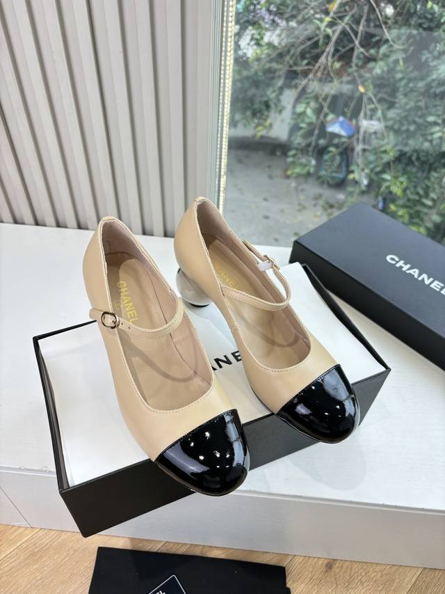 G030所见即所得Chane*｜小香25A秋冬新品双C巨型珍珠跟单鞋 在米兰时尚的T台上 亮相便艳惊四座 成功晋升为潮流人士的梦中情靴 。 经典的双C标志与巨型