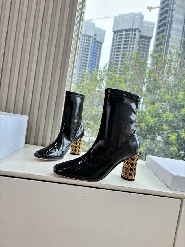 G053Miss Dior 迪奥 Cd 2025秋冬骑士靴Miss Dior 迪奥 Cd2025秋冬最新高定海报款D-Major电绣拼色字母Logo 圆头骑士靴