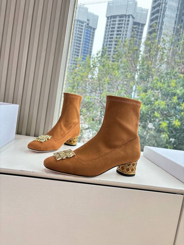 G053Miss Dior 迪奥 Cd 2025秋冬骑士靴Miss Dior 迪奥 Cd2025秋冬最新高定海报款D-Major电绣拼色字母Logo 圆头骑士靴