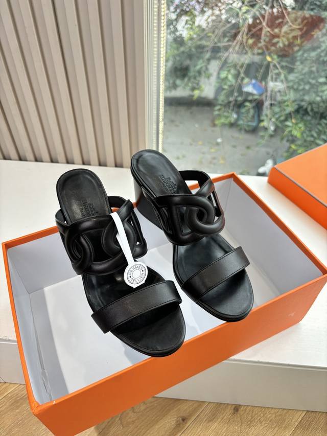 G033HermèS 爱马仕25Wf新品Kelly扣 细带高跟凉鞋Kelly包的传奇基因邂逅夏日步履款凉鞋便成了优雅的具象化表达。标志性的旋转Kelly金属扣设
