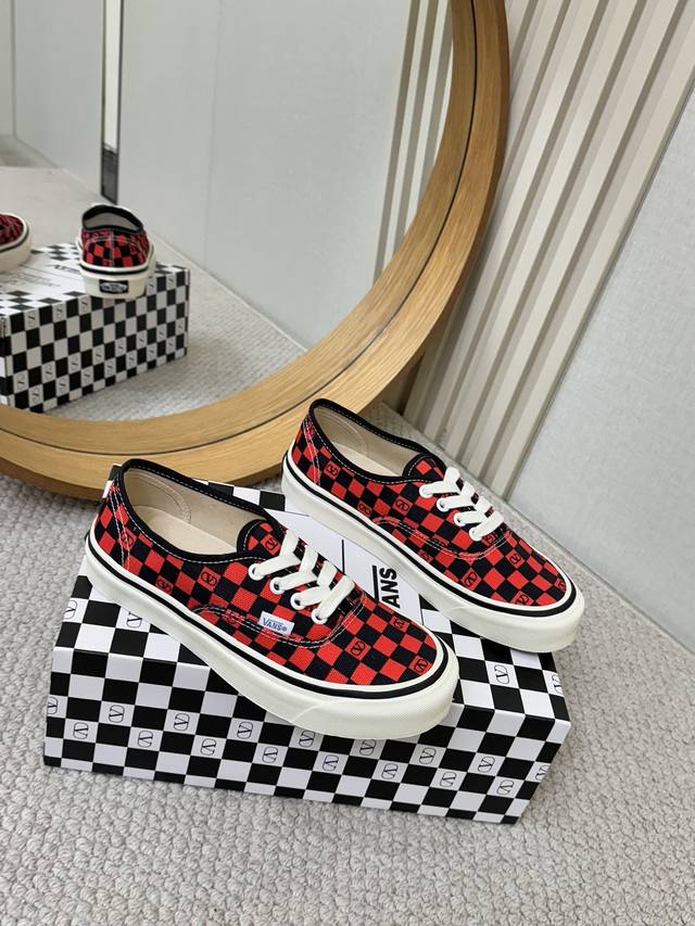 工厂p批p￥ Valentinowans联名华伦天奴携手 Vans 发布全新联名运动鞋 融合 Valentino 意式高定美学与 Vans 自由本真精神 赋予经