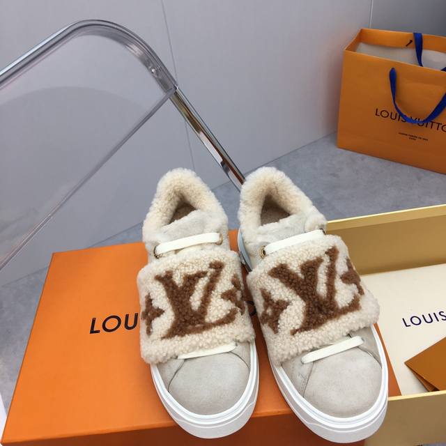 Louis Vuitton 羊毛厚底运动鞋 魔术贴最新配色！羊毛里超级保暖，上脚超级洋气，鞋身印花Logo低调品味。底厚4Cm，瞬间拉长腿型。闭眼入、顶级品质