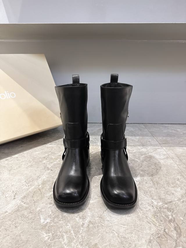 Unfoli* 25Ss 秋冬新款金属搭扣西部牛仔靴 中筒靴型，能够修饰腿部线条；鞋头为圆头设计，穿着舒适且具有复古感；鞋跟为低跟设计，兼顾了时尚与日常行走的实