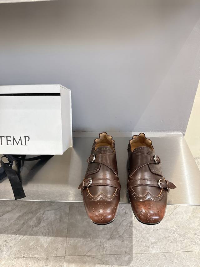 Cotem* 复古双扣雕花乐福鞋 融合复古与现代感，采用孟克鞋结构，双扣带设计经典且具辨识度；鞋头的布洛克雕花元素增添复古精致感，鞋口的波浪形边缘则注入柔美元素