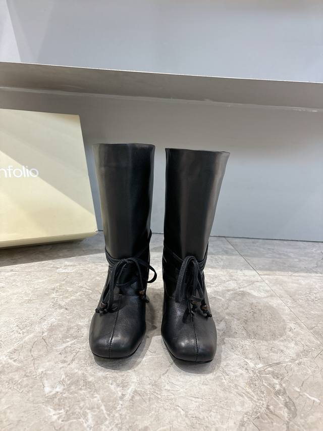 Unfolio 秋冬新品 Unfolio褶皱绑带靴｜把“暗黑高级感”焊在秋冬穿搭里 柔滑皮革揉出随性褶皱 绑带设计锁住小众腔调 木质粗跟踩出复古气场 这双靴把暗