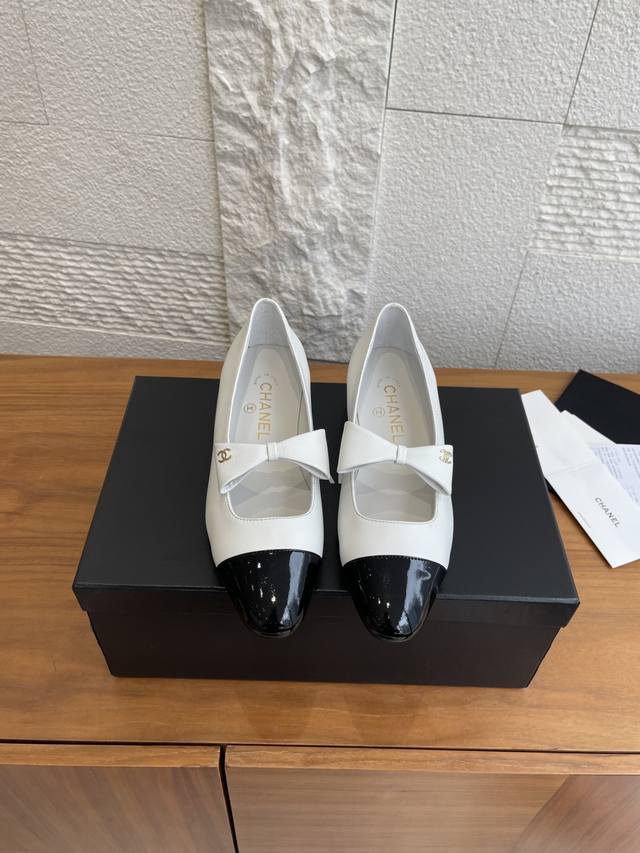顶级版本: Chanel 香奈儿 25B 早秋新款 蝴蝶结 珍珠跟 玛丽珍 Chanel小香蝴蝶结玛丽珍鞋，拼色设计超经典，白色漆皮+黑色尖头，复古优雅感拉满。