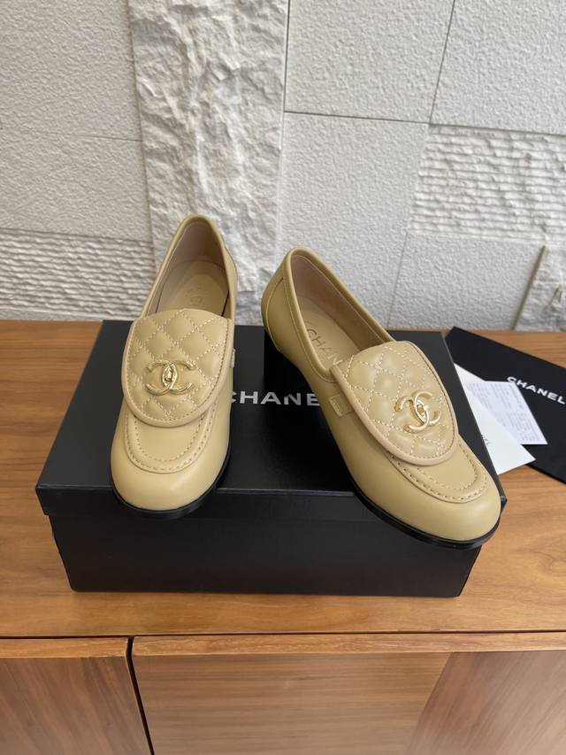 顶级版本: Chanel 香奈儿 25B 秋冬新款 书包扣 双C扣 粗跟 乐福鞋 Chanel香奈儿书包扣乐福鞋，优质小牛皮+经典菱格纹，搭配双C金属书包扣，复
