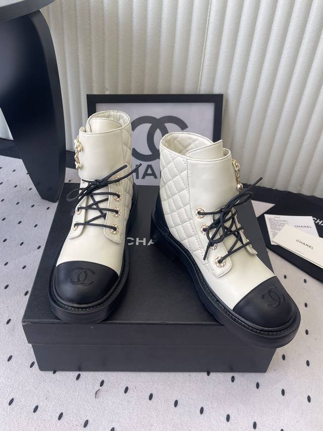 Chanel 香奈儿这季最值得入手的机车系列，特有的金色皮条大Logo完美的增添了它的低调奢华感，专柜配色各种抢、抢、抢、真的很难抢到货，非常Nice 剁手入。