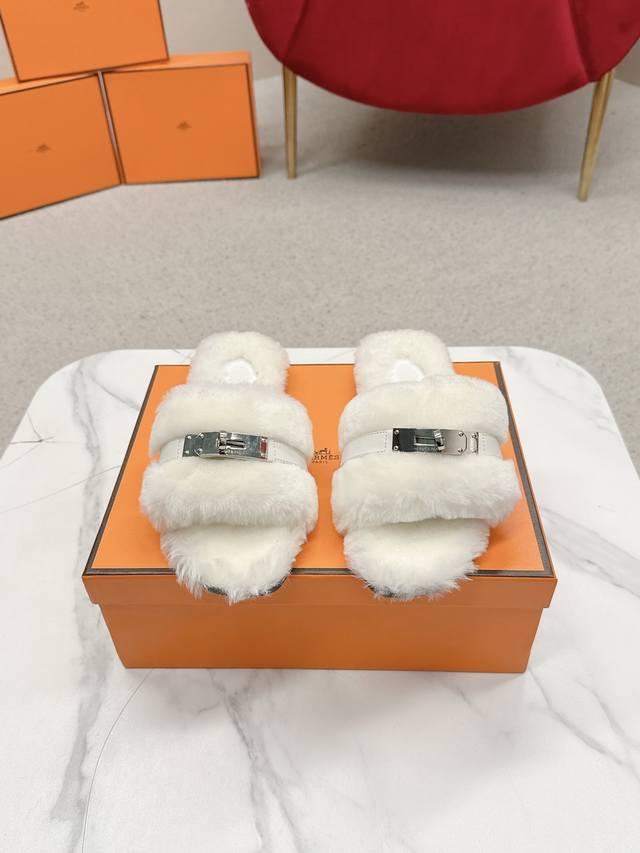 Hermes爱马仕 25 最新 秋冬 皮毛一体卷糕毛二舅拖 Keiiy锁扣缀于鞋面钯金镀层折射低调光绎 今年面料均选用羊羔毛 ，毛茸茸的 敲可爱的，踩云脚感，光