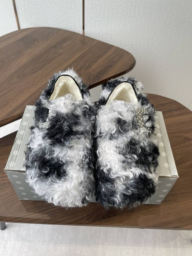 Birkenstock 25Ss秋冬 羊毛 潮流时尚 钻扣 休闲鞋 人体工程学设计符合脚形的脚床，软木材质穿着超级轻便舒适，楦形线条优美，做工精致，长时间穿着不