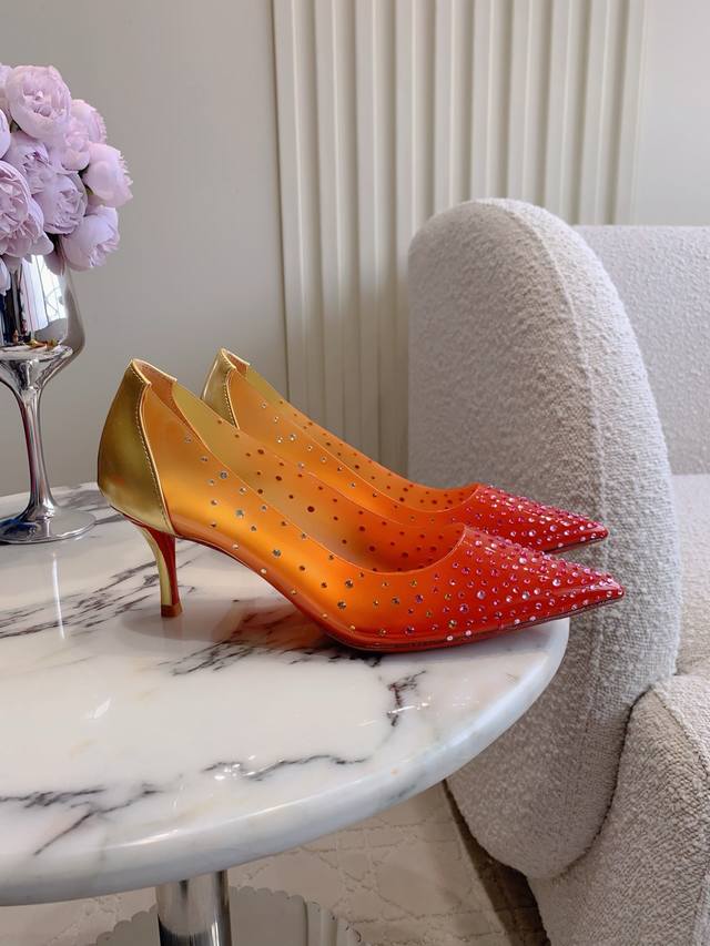 出厂价p Christian Loubouti* 新款红底渐变色水钻高跟鞋 流畅的曲线勾勒曼妙风情 尽显性感风姿 万年经典款 鞋面原版透明材质 垫脚羊皮 原版进