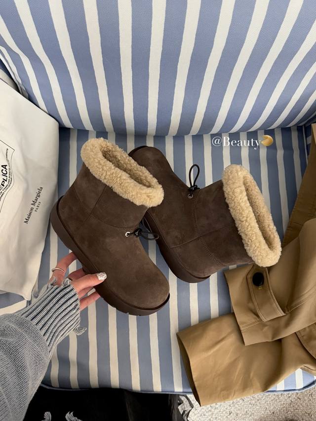 2660Ugg最新款复古抽绳运动短靴 好喜欢这双丑萌雪地靴 看似笨拙其实一点都不 羊毛内里温暖整个秋冬~ 搭配简约服饰更能凸显其个性 Size：35-40码，两