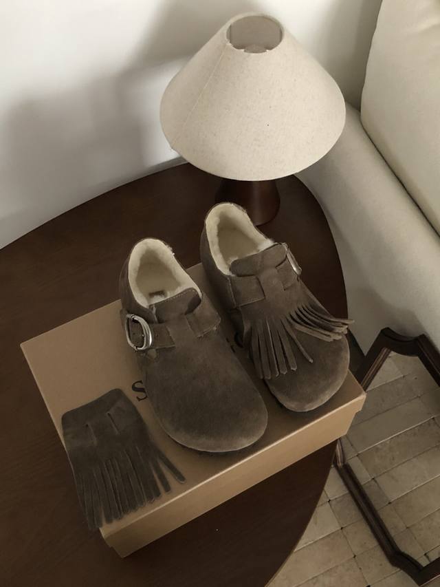 两穿流苏勃肯风棉鞋｜秋冬穿搭的小心机被我挖到了！ 谁能拒绝一双能“变脸”的鞋子啊！这双勃肯风棉鞋的流苏居然可以拆！！ 麂皮鞋面+加绒内里，秋冬保暖直接拉满，踩上