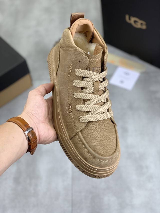 真羊毛 Ugg 爆款男鞋官方网同步正品品质 不是一般市场仿货可比拟的鞋面为进口意大利磨砂牛皮，内里：垫脚级真羊毛只有A级才能显效果 手感柔滑细腻鞋型大气，只有正