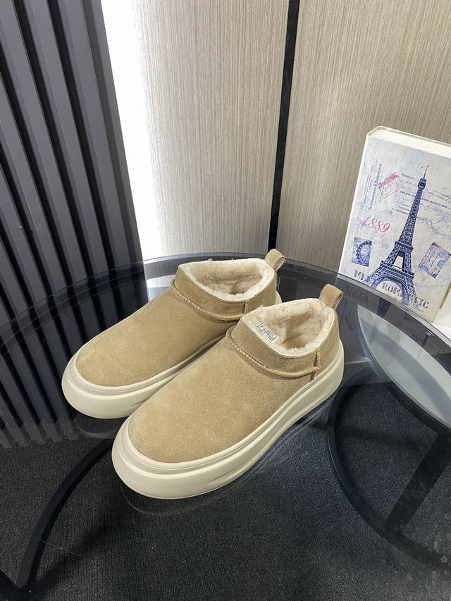 U*G男雪地靴，冬季男士必选，时尚休闲，简单大方的车缝线工艺，适合任何服装搭配，源自欧洲的欧版宽边板型，加上时尚的颜色搭配，无论哪种身材都显帅气年轻保暖神器 源