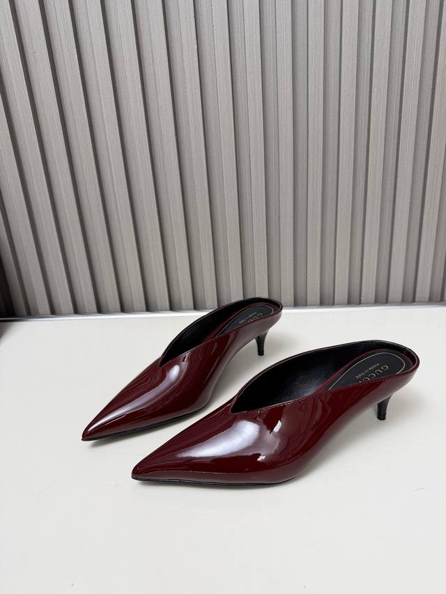 上新继续一款时尚显气质的美鞋，小细跟的舒适与精致完美融合 鞋面：镜面牛皮 内里：细腻羊皮 跟高：5.5Cm烤漆跟 大底：真皮 码数：35-43 35、40、41