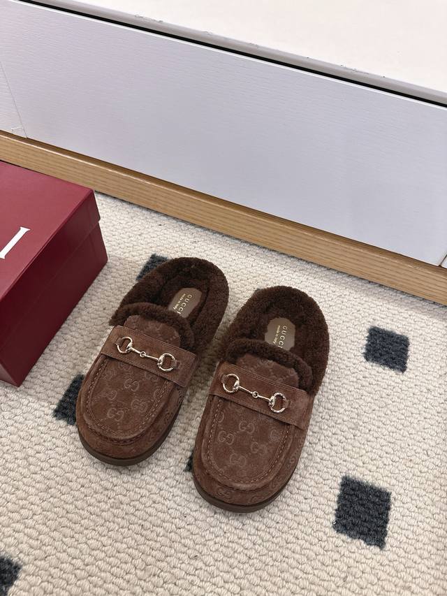Gucci 女士马衔扣穆勒鞋 羊毛半拖鞋 全新系列聚焦基础廓形与经典细节。这款女士便鞋选用品牌独具辨识度的Gg绒面材质匠心制作，经典马衔扣元素更添品牌标识内涵。