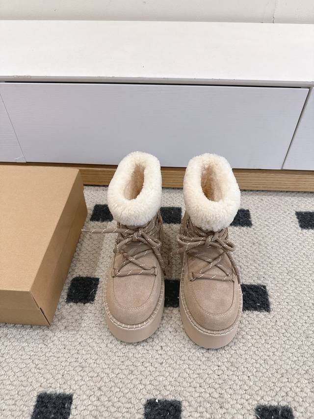 Ugg 25Wf新品绑带厚底雪地靴 这款雪地靴打破冬日鞋履的刻板印象 将保暖功能性与时髦感熔铸一体 重新定义冷季穿搭的舒适美学 核心的羊皮毛一体材质延续品牌经典