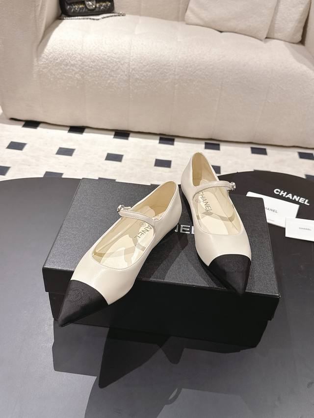 定制不退换 早秋新款Chanel 25K 尖头平底玛丽珍鞋 经典双C一字带舒适平底单鞋 经典配色尖头 香家高级感这块总让人大写的服气 看起来简单的款式 但上脚就