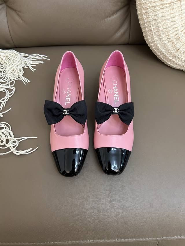 定制不退换 早秋新款Chanel 25B 小香蝴蝶结玛丽珍鞋 经典双C小扣粗跟芭蕾舞鞋 经典双C蝴蝶结，香家高级感这块总让人大写的服气 看起来简单的款式 但上脚