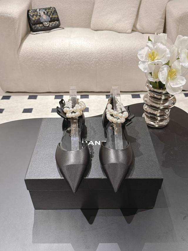 35-41 40 41定制 顶级货 Chanel 2025K新款尖头山茶花珍珠鞋来啦 香奈儿是懂珠光宝气的 将山茶花 蝴蝶结 珍珠完美结合在一起 这双鞋真的过分