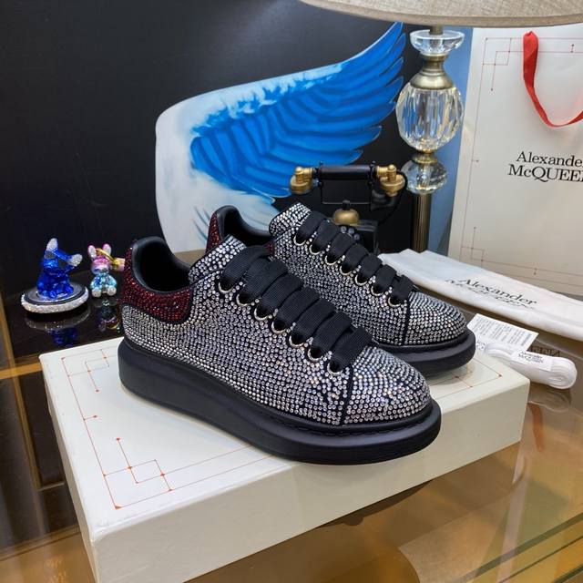 Alexander Mcqueen太阳]顶级板陆续引领上市啦 重工艺 春夏秋冬 顶级代购版本 面料Fabric：意大利进口高质感.丝绸牛皮 内里Inside O