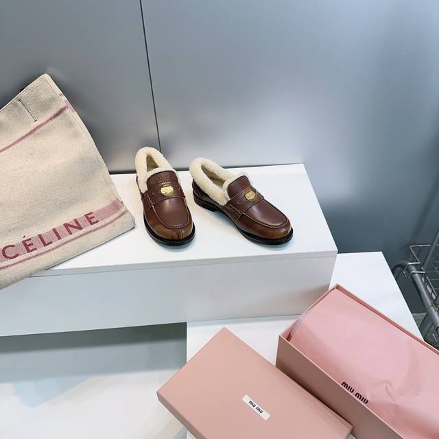 高品质出厂 ！顶级品质 Miumiu缪缪25Ss秋冬新款钱币款羊毛保暖棉鞋单鞋乐福鞋毛毛包子鞋！100%纯羊毛乐福豆豆鞋 走秀新款 秋冬开车小姐姐的福音 复古时