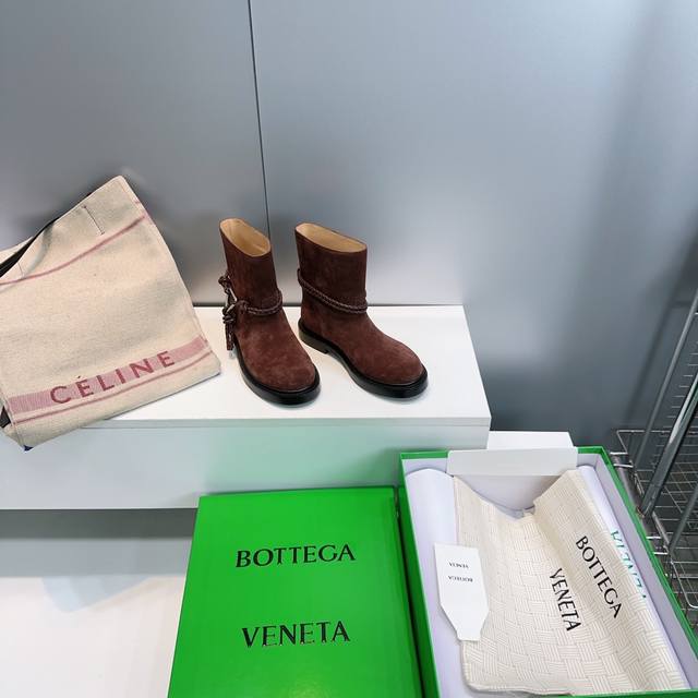 高品质出厂短靴 ！顶级品质Bottega Veneta葆蝶家25Ss秋冬一脚蹬直筒宽筒圆头厚底短靴长靴！经典编织三角标五金扣饰！ 对标对版 五金原版一致 请对比