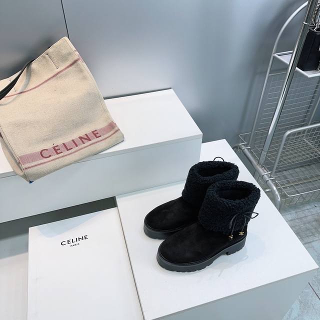 高品质出厂 ！顶级品质Celine塞琳 2025Ss秋冬新款凯旋门吊坠雪地靴松糕厚底羊毛保暖短靴！ 凯旋门英伦风短靴简约大气时髦耐看不过时是时尚圈永不退潮的经典