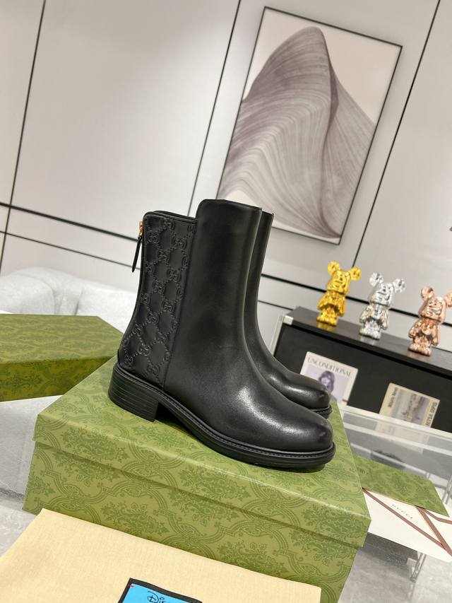 经典牛皮压花靴，经典鞋形+英伦休闲设计，经典耐看！原版倒模楦型，极致1:1形体，进口高端呈现出精致质感！ 鞋面进口牛皮+内里定制羊皮 原版开模橡胶防滑耐磨大底