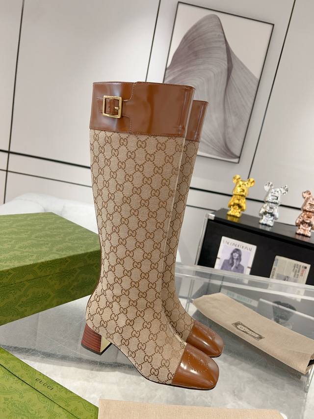 顶级经典互扣式双G镂空雕系列 原版1:1开发，高级感满满，饰有互扣式双G图案，这一有着近百年历史的元素以意想不到的方式重返设计的时尚前沿。在这款单品上，交织字母