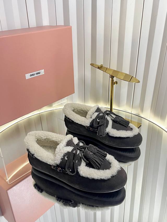 Miu Mi* 25Fw Deck Shoes 羊毛乐福鞋 Miu Miu新款羊毛乐福鞋。有棕色、深棕色等复古色调可选；鞋边和鞋口点缀白色毛绒，形成鲜明对比，既