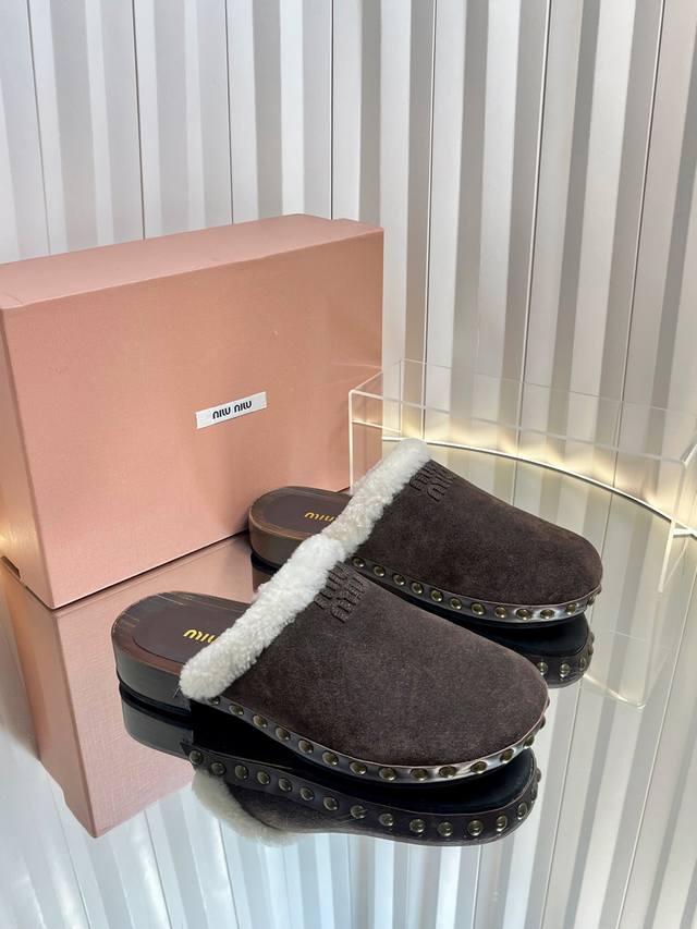 Miu Miu 棉鞋凉鞋2025秋冬新款鞋Miumiu秀场适当独一无二的擦色工艺工艺来自Miu Miu系列的细节特写 新季的潮流要素一此刻挚爱的概念，多元对撞，
