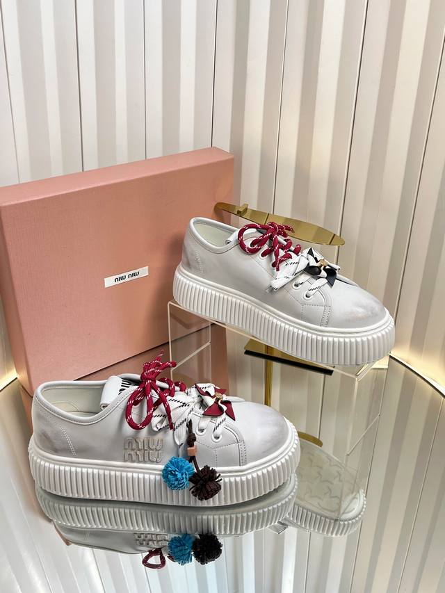 2025缪缪秋冬新款 厚底 饼干鞋 ，简约造型，原版开模鞋底， 饼干鞋的热度真的是只增不减的 不仅因为其极高的配适性 也得益于其出众的脚感之鞋底一层层波浪就像饼