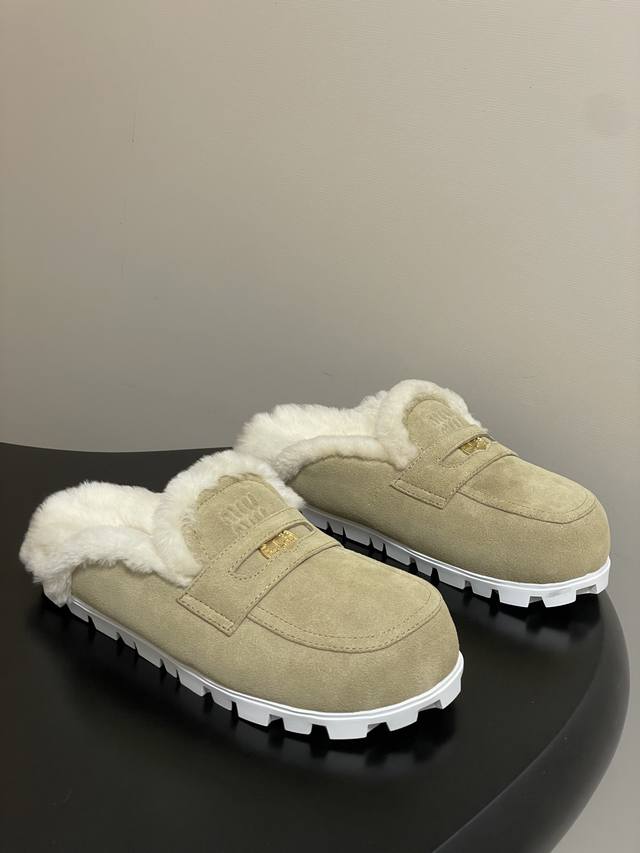 25Ss秋冬新款Miu Miu 缪缪 经典金币包头羊毛穆勒鞋一脚蹬厚底懒人勃肯毛毛鞋 今年很火很流行的金币乐福鞋元素，M家玩味经典风格与复古灵感，塑就此款包头毛