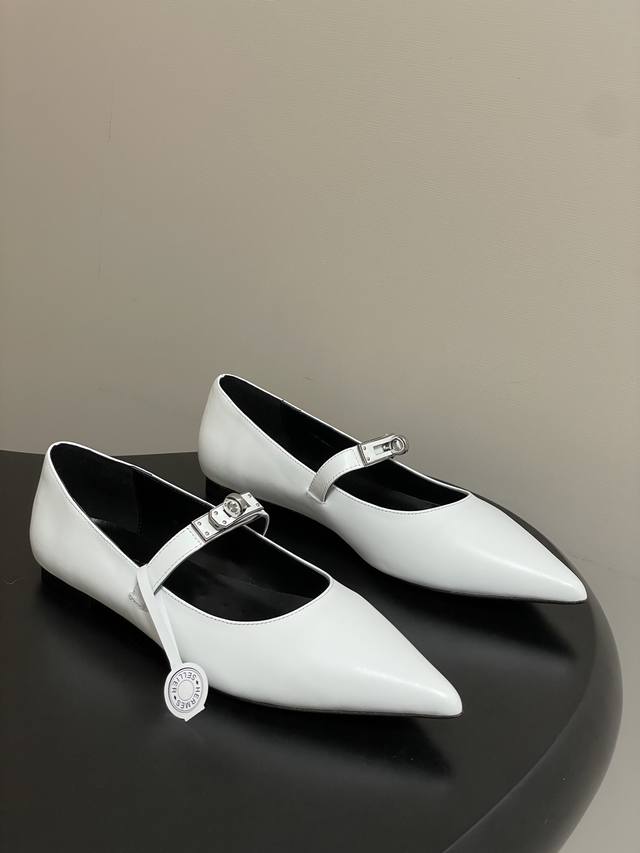 顶级品质 配高档飞机盒 Hermes 爱马仕 H家25S早春新款 Kelly扣芭蕾舞鞋玛丽珍平底单鞋 最新 色扣系列 尖头设计经典且时尚，能够在视觉上拉长腿部线