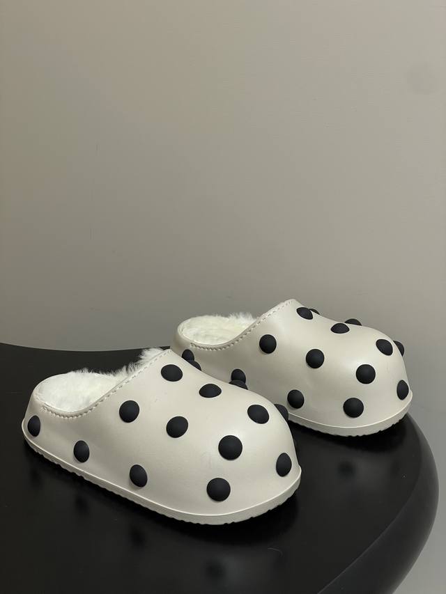 Balenciaga 巴黎世家25Ss 秋冬新款 厚底羊毛拖鞋 穆勒半拖鞋懒人鞋 极致轻量化！众多国内外一线潮流明星上脚加持！ 时髦又兼具舒适感，上脚还很显白！