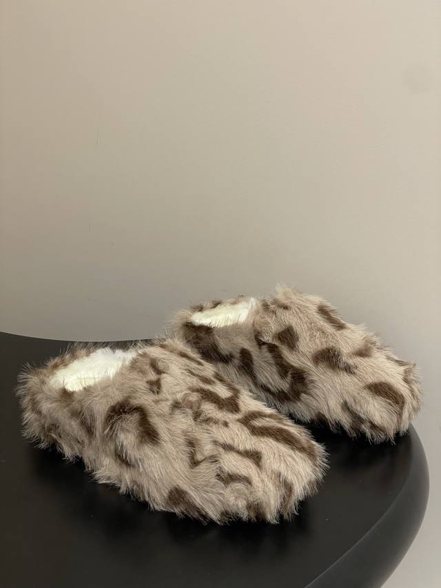 Birkenstock 25Ss秋冬 羊毛穆勒半拖鞋 潮流时尚 厚底羊卷毛懒人毛毛休闲鞋 人体工程学设计符合脚形的脚床，软木材质穿着超级轻便舒适，楦形线条优美，