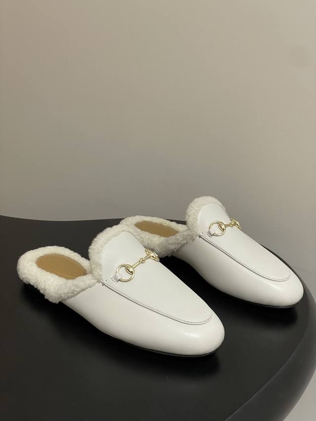 2025秋冬新配色Gucci 古驰princetown经典款羊毛拖鞋系列最新版面麂皮绒面穆勒鞋马衔扣平底半拖鞋美利奴羊羔毛拖鞋 以其优雅的轮廓、精致的材料和经典