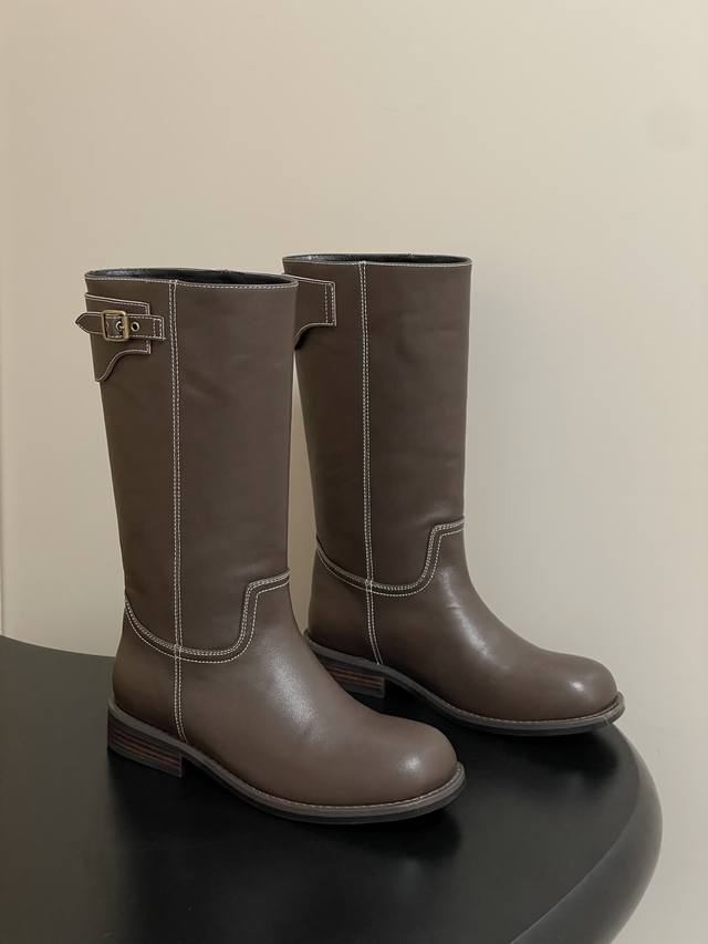 小众品牌 Unfolio 25Aw秋冬新款Eloise 扣带中筒靴直筒靴西部机车复古风一脚蹬粗跟长靴 Eloise 扣带中筒靴以材质细节演绎经典韵味。黑色油蜡牛