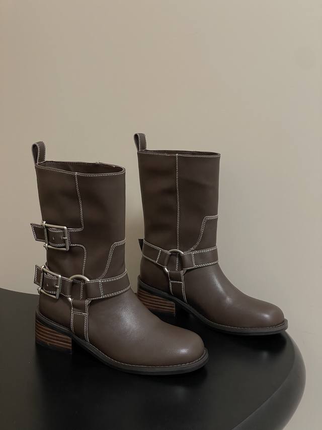 小众品牌 Unfolio 25Aw秋冬新款Harper 搭扣踝靴直筒中靴西部机车复古风一脚蹬粗跟短靴 Harper 搭扣踝靴以材质巧思演绎机车踝靴格调。黑色与栗