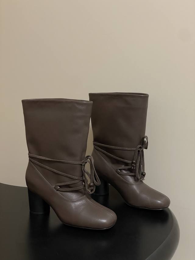 小众品牌 Unfolio 25Aw秋冬新款束带粗跟短靴宽筒一脚蹬直筒靴短筒堆堆靴 Elliot 束带粗跟短靴鞋面均采用超柔软牛皮，质地细腻且延展性优异，能随足部