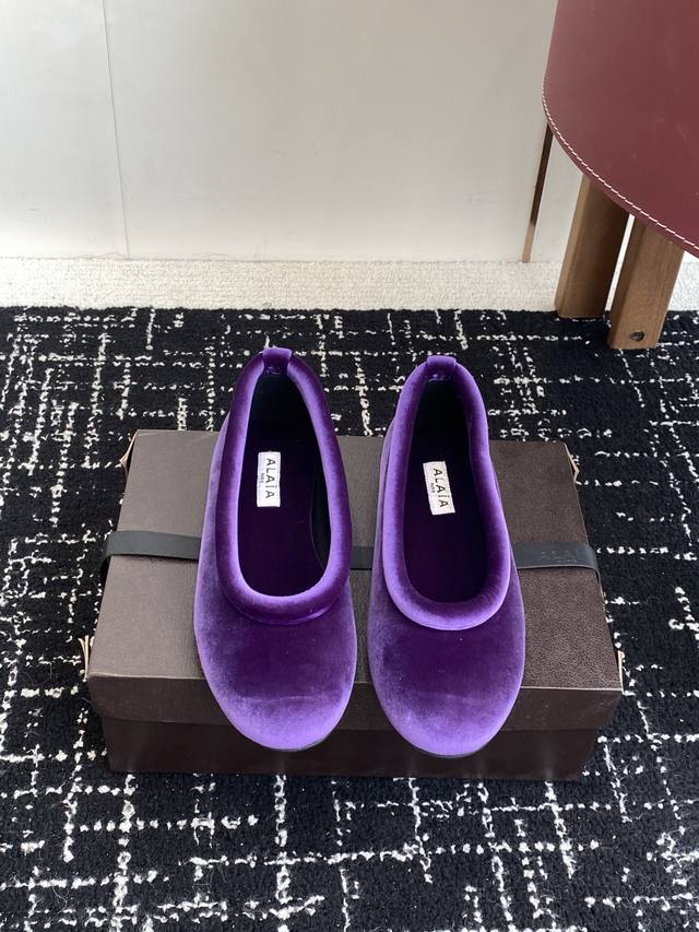 代购级 Alaia 阿莱亚秋冬走秀款平底玛丽珍 单鞋 章小蕙同款 甜酷仙女风 人气超高的一款毛里平底鞋，浪漫又迷人 舒适百搭配上不同款式，不同风格都能轻松驾驭，