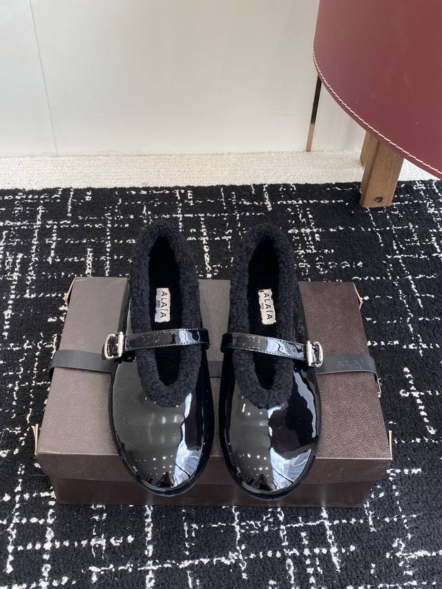 代购级 Alaia 阿莱亚秋冬走秀款平底玛丽珍 羊毛单鞋 章小蕙同款 甜酷仙女风 人气超高的一款毛里平底鞋，浪漫又迷人 舒适百搭配上不同款式，不同风格都能轻松驾