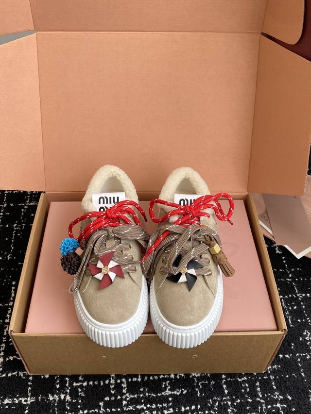 代购级羊皮里390 羊毛里 Miumiu 25Ss 秋冬新款 厚底 小白鞋 羊毛小白鞋 简约造型，超轻原版开模鞋底，脚感妥妥满分 好穿好搭，增高6Cm Size