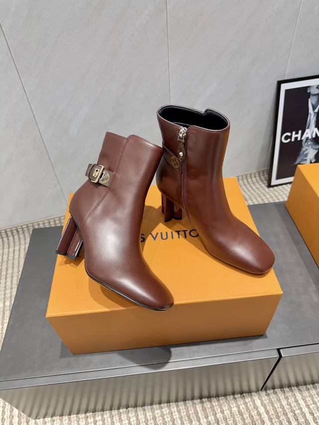出厂: 独家顶级版本 L*V驴家2025Vs早秋最新爆款靴子系列 圆头拉链短靴 重工打造，法国代购原版回来，历经数月全部私模打造，确保所有用料、材质、制作工艺与