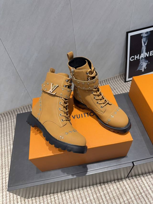 出厂: 独家顶级版本 L*V驴家2025Vs早秋最新爆款靴子系列 圆头柳钉短靴 重工打造，法国代购原版回来，历经数月全部私模打造，确保所有用料、材质、制作工艺与