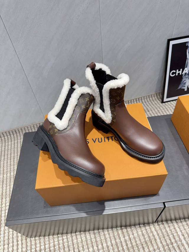 出厂: 独家顶级版本 L*V驴家2025Vs早秋最新爆款靴子系列 圆头松紧短靴 重工打造，法国代购原版回来，历经数月全部私模打造，确保所有用料、材质、制作工艺与