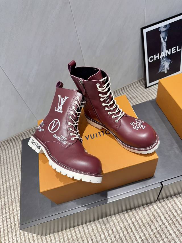 出厂:情侣 独家顶级版本 L*V驴家2025Vs早秋最新爆款靴子系列 情侣打印短靴 重工打造，法国代购原版回来，历经数月全部私模打造，确保所有用料、材质、制作工