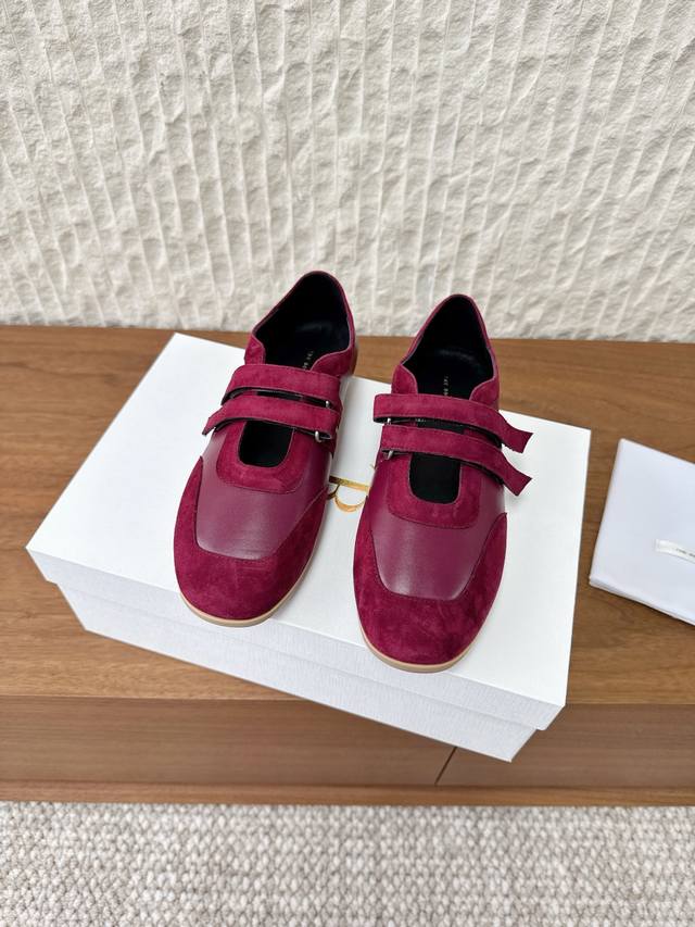 G123 The Row 小众潮牌 25Ss秋款 魔术贴 玛丽珍 德训鞋 最新款运动鞋采用的鞋面是羊皮和麂皮拼接设计，有点Margiela的感觉，很有个性，同时